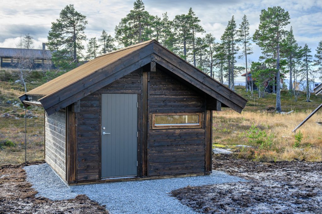Nå blir det strøm i redskapsboden
