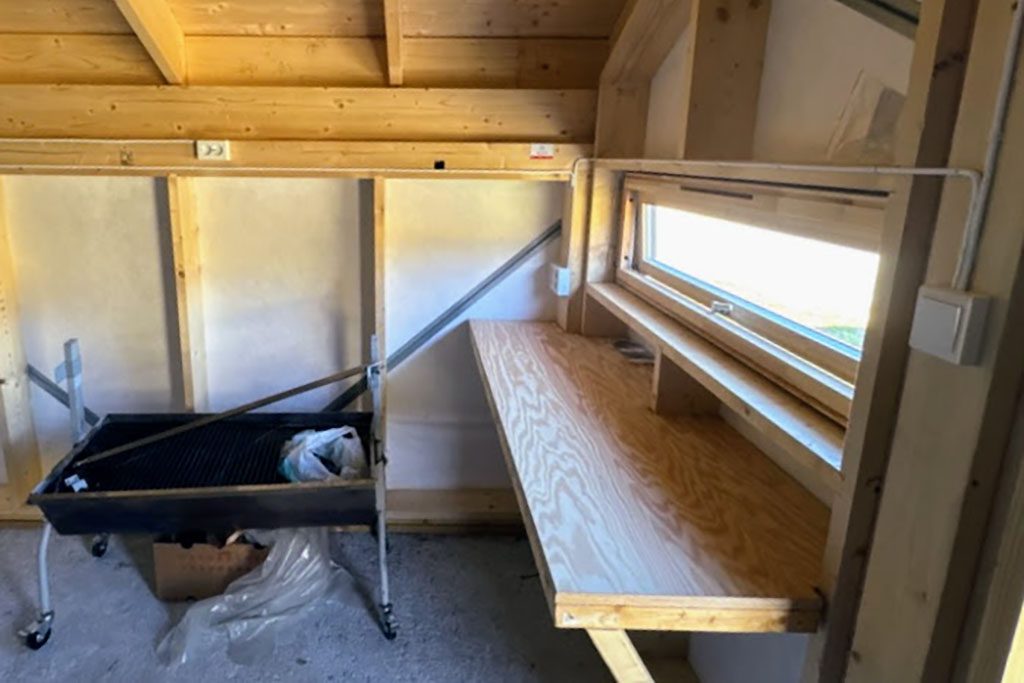 Strøm og arbeidsbenk i redskapsboden